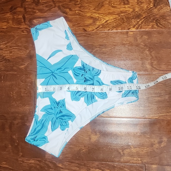 NWT (partially) Cupshe ruffle 3 piece swim set - Picture 6 of 8